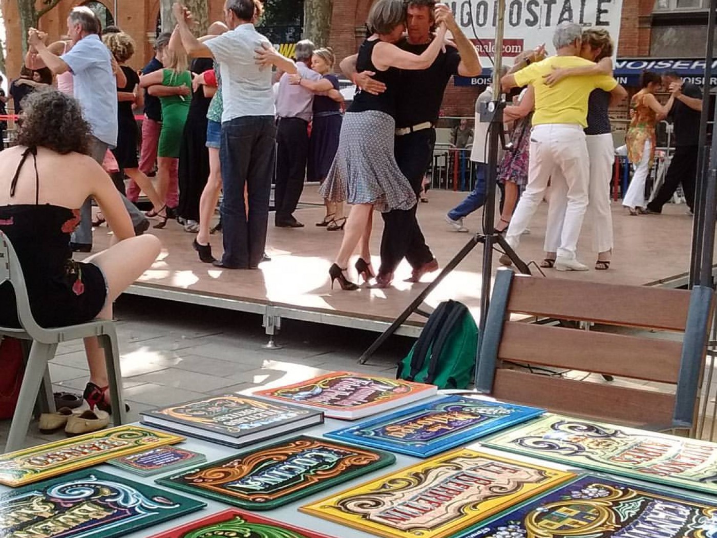 Sztuka filetado w Argentynie w tle ludzie tanczacy