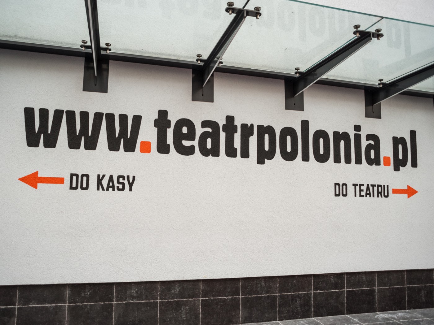 recznie malowane napisy teatr Polonia